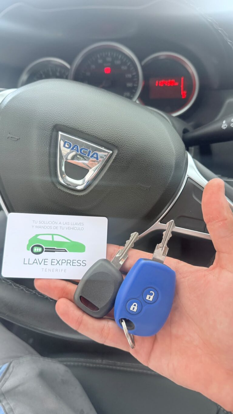 Llave sin mando y mando azul ante el volante de un Dacia.