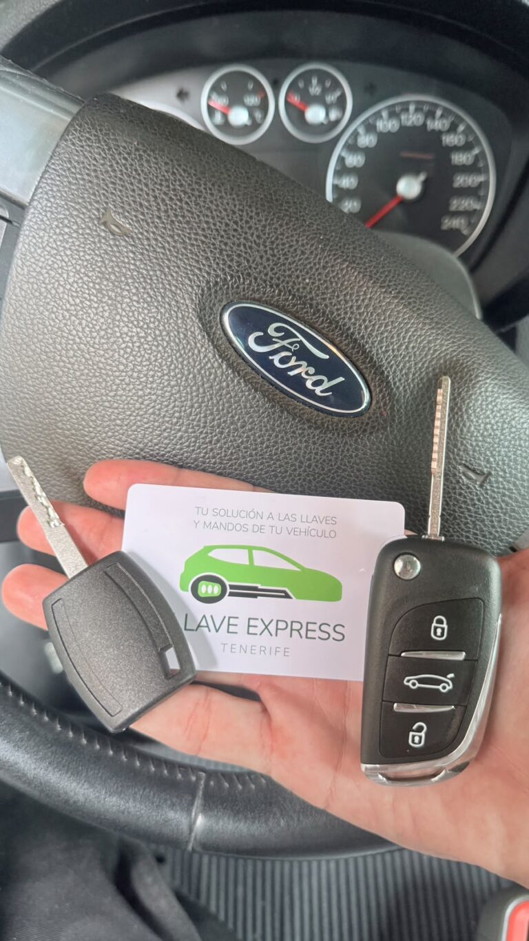 Llave fija y llave plegable con mando ante el volante de un Ford.