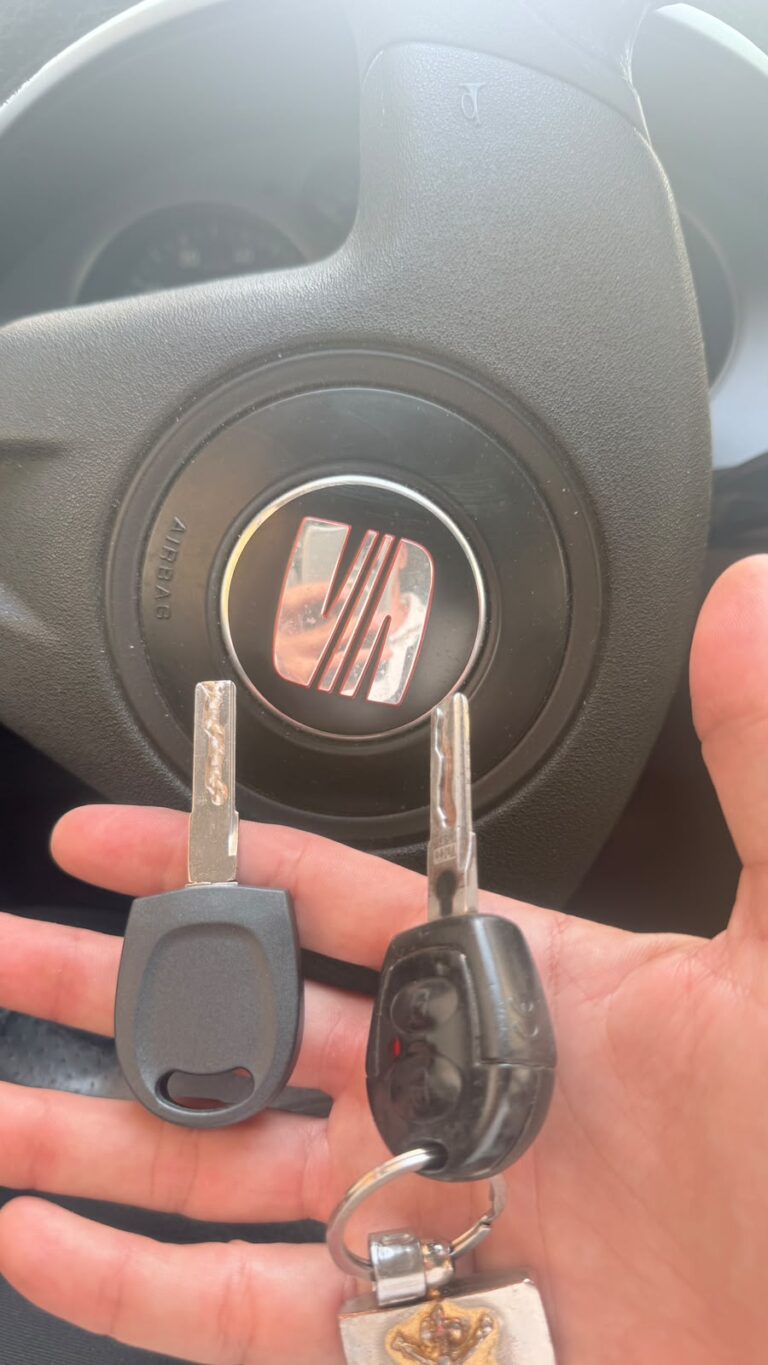 Llave sin mando junto a una llave con mando de SEAT.