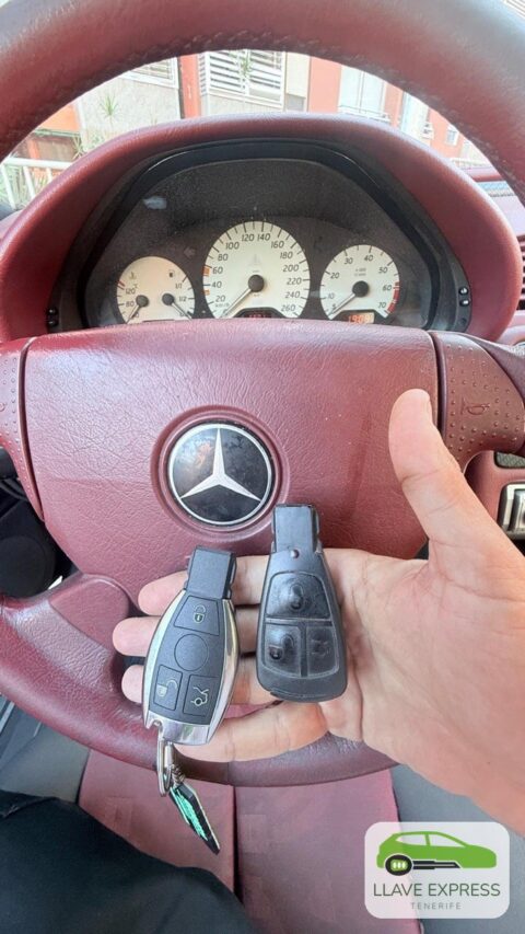 Dos llaves para Mercedes-Benz: dos llaves con mando, frente al volante. Trabajo de Llave Express Tenerife.