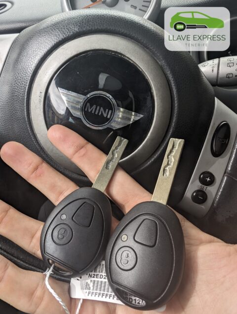 Dos llaves sostenidas frente al volante de un MINI.