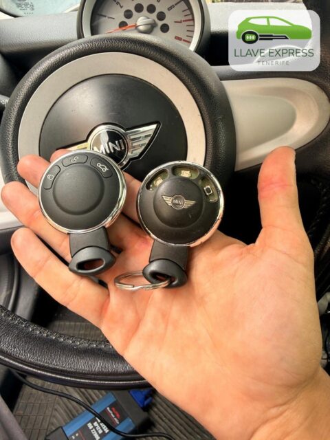 Dos llaves para MINI: dos llaves redondas con mando, frente al volante. Trabajo de Llave Express Tenerife.