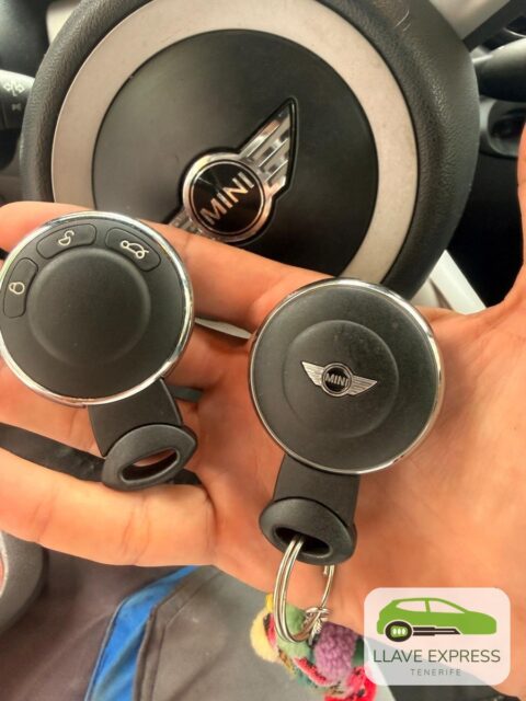 Dos llaves para MINI: dos llaves redondas, junto al volante. Trabajo de Llave Express Tenerife.